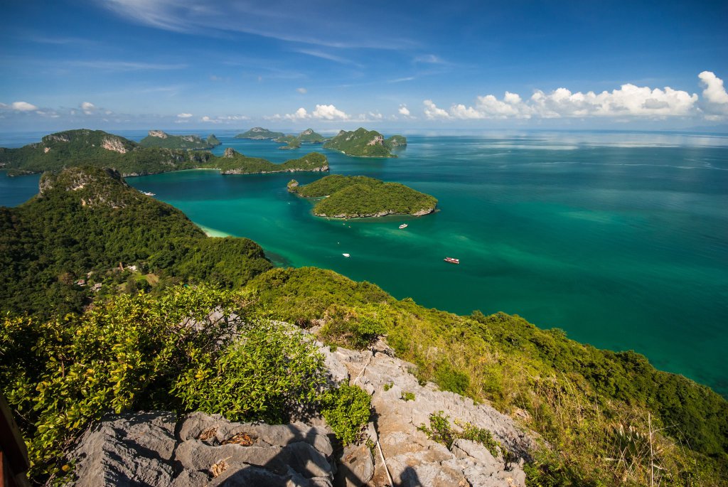 The photo shows an aerial shot of the Archipelagos in Koh Samui at Ang Thong National Marine Park, as well as the beautiful blue-green ocean.