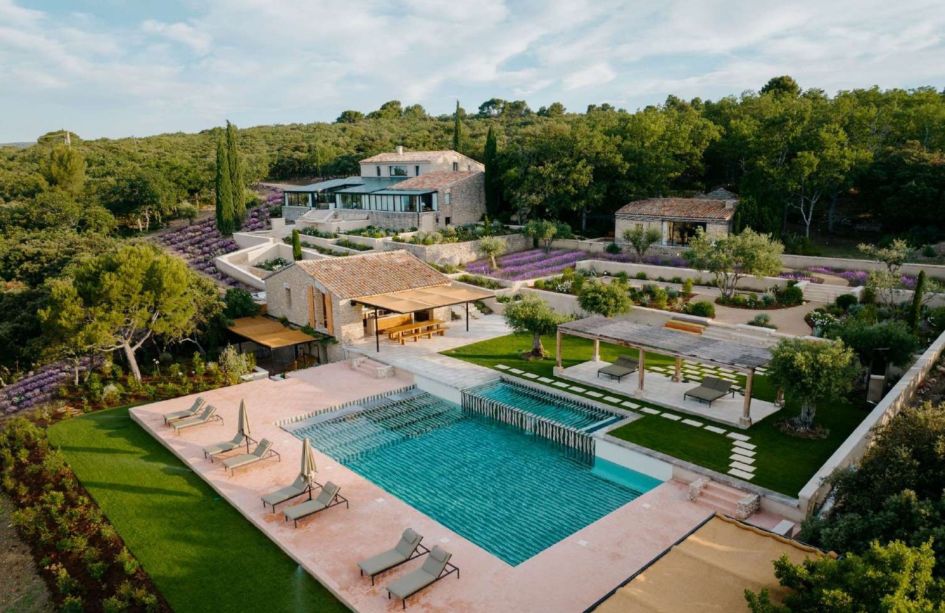 The three buildings, outdoor swimming pool, lavender gardens and some of the estate of one of the best villas in Provence, Les Hauts de Gordes.