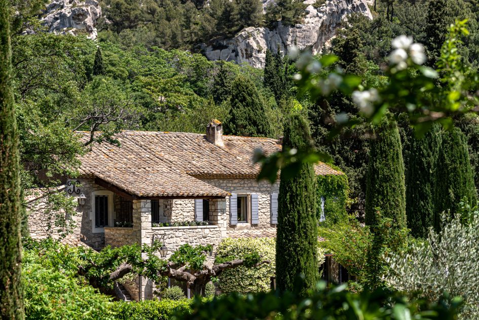 An exterior shot of one of the buildings that make up the Provence holiday villa of L'Étoile des Baux.