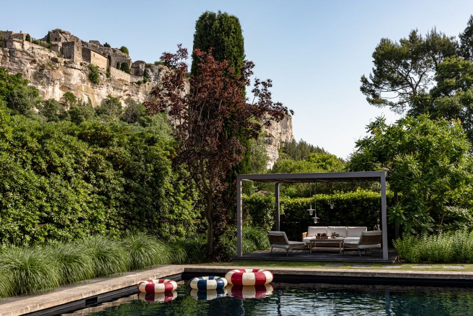 L'Étoile des Baux is a luxury villa in Provence conveniently located right in the heart of the village. Here you can see the villa's swimming pool and the authentic village building on the clifftop above.