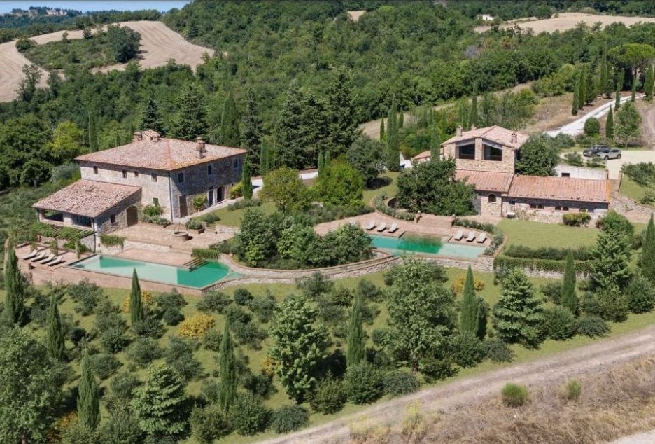 Villa Il Poggio and Villa Il Poggiarello, Tuscany Villa Il Poggio and Villa Il Poggiarello on the Borgo Pignano Estate, a great place to spend your villa holidays in Tuscany.