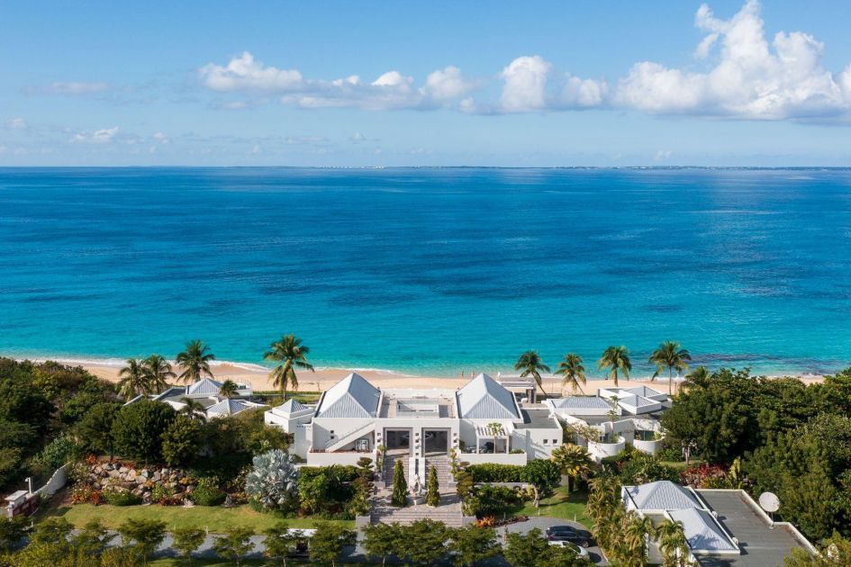 Le Reve, Saint Martin Villa Le Reve is a luxury villa in Saint Martin, located on the beachfront, and depicts a typical Caribbean paradise panorama. The villa itself, surrounding palm trees and seemingly endless sea views make up this photo.