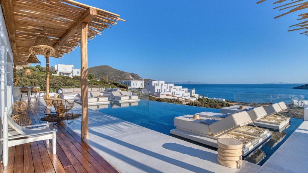 Villa Eytan, Antiparos Infinity pool at Villa Eytan in Antiparos. Loungers are positioned around the pool, and there are elevated views of the Aegean sea beyond