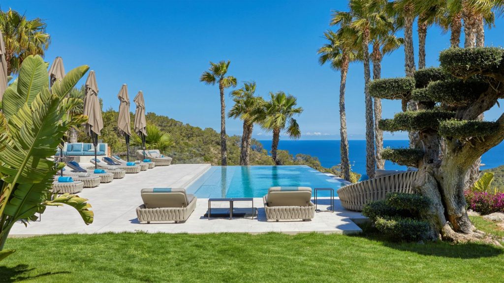 Villa de Sueños, Ibiza Infinity pool and gardens with view over the sea at Villa de Sueños.