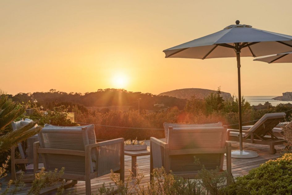 Can Dos Rocas, Ibiza Can Dos Rocas is one of our luxury villas in Ibiza with sunset views, as seen by this stunning photo! With an expansive 1,900m² garden, multiple lounge areas and exceptional wellness facilities, the outdoor space is the best place to soak up these sunset and sea views...