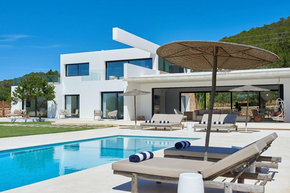 Villa Can Pegaso Grande, Ibiza Accommodating 16 guests, Villa Can Pegaso Grande is one of the luxury villas in Ibiza best suited to large families and friends. Exuding a modern elegance, there's plenty of outdoor space for everyone to unwind together, under the blue Mediterranean skies...