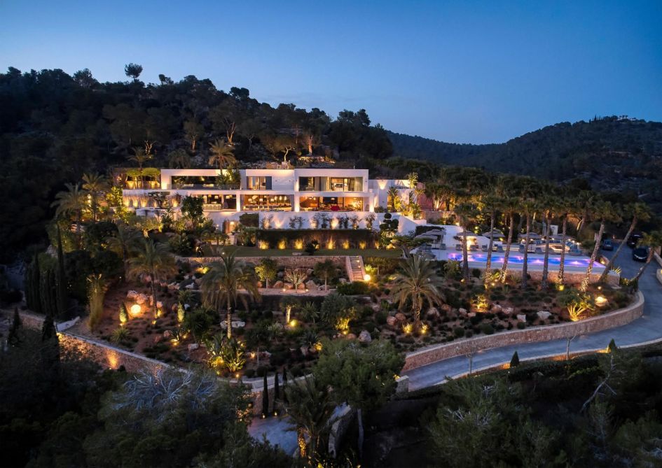 Luxury Villas in Ibiza: Villa de Sueños Luxury villas in Ibiza don't come more deluxe than Villa de Sueños. Part of our exclusive collection of fully staffed villas in Ibiza, the property combines excellent service with the finest facilities, across a 24,000m² estate that sleeps 10 guests - perfect!