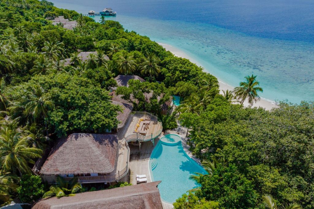 The Sunset Reserve, Soneva Fushi Sitting amongst jungle vegetation and in direct access to the beach, The Sunset Reserve is a wellness masterpiece in the Maldives. Its treehouse structure blends effortlessly with its environment and white sands, offering the heights of barefoot luxury...